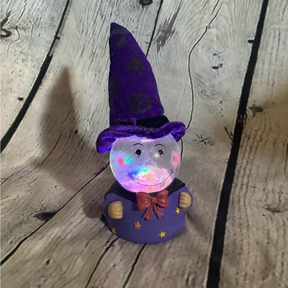 Trick or Treat Halloween Color Changing Lighted Wizard Snow Water Globe GUC‎